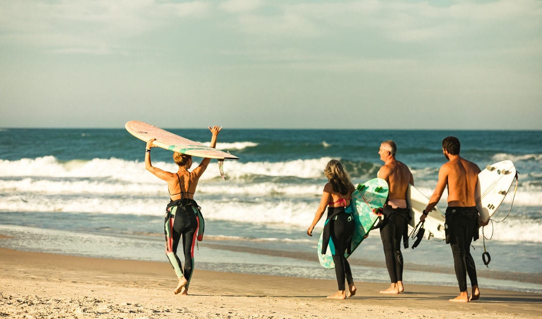 Surf na Praia do Rosa: melhores épocas e lugares para o esporte